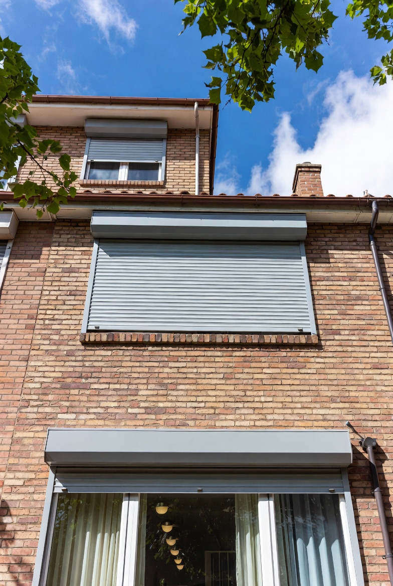 Motorized roller shutter application for limit setting commissioning checks