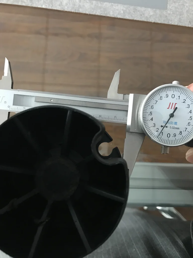 Technicien Walter contrôlant les dimensions du moteur et des accessoires avant l’emballage OEM